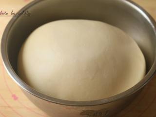 牛肉肠玉米面包,面团发酵至2-3倍大后取出按扁排气