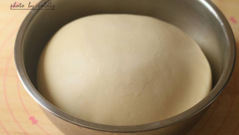 牛肉肠玉米面包,面团发酵至2-3倍大后取出按扁排气