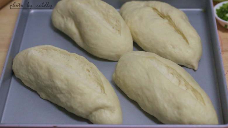 牛肉肠玉米面包,面团发酵至约2倍大从烤箱取出，烤箱预热180度，面团刷蛋液（分量外）从中间割开