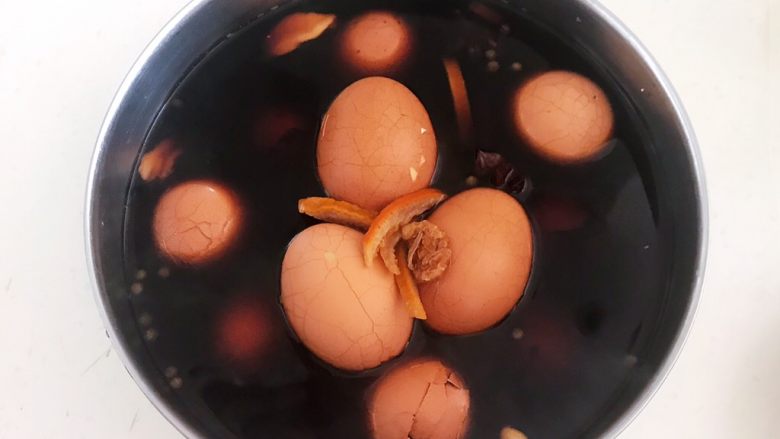 自制五香茶蛋,把鸡蛋捞出来浸泡4个小时左右，让鸡蛋更加入味