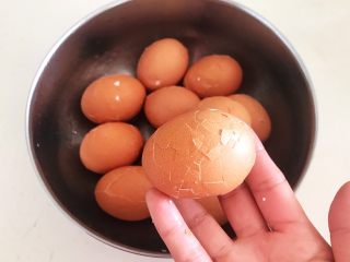 自制五香茶蛋,把鸡蛋皮敲碎