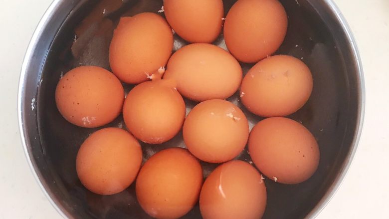 自制五香茶蛋,把煮熟的鸡蛋捞出来用冷水过凉