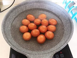 自制五香茶蛋,锅里加入冷水，加入清洗干净的土鸡蛋