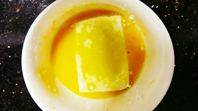 简单到爆的油炸豆腐，可以做多重吃法,蘸好淀粉的豆腐涂上鸡蛋液