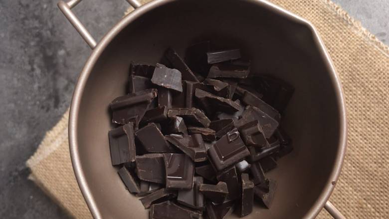 巧克力奶油雪糕,可可脂黑巧克力掰成小块儿，放入巧克力碗。
