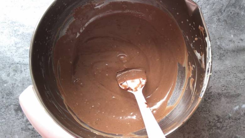 巧克力奶油雪糕,然后倒入奶油奶酪糊当中再次搅拌均匀即成巧克力奶油糊。