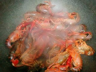 麻辣小龙虾,锅中倒油，将龙虾放入，炸一下，捞出备用，时间不要过长