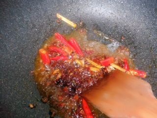 麻辣小龙虾,锅中倒油，放入麻椒八角，炒香放入一勺豆瓣酱，一勺郫县豆瓣酱，放入辣椒，姜