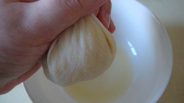 鹰嘴豆沙拉,用纱布挤掉多余的水分