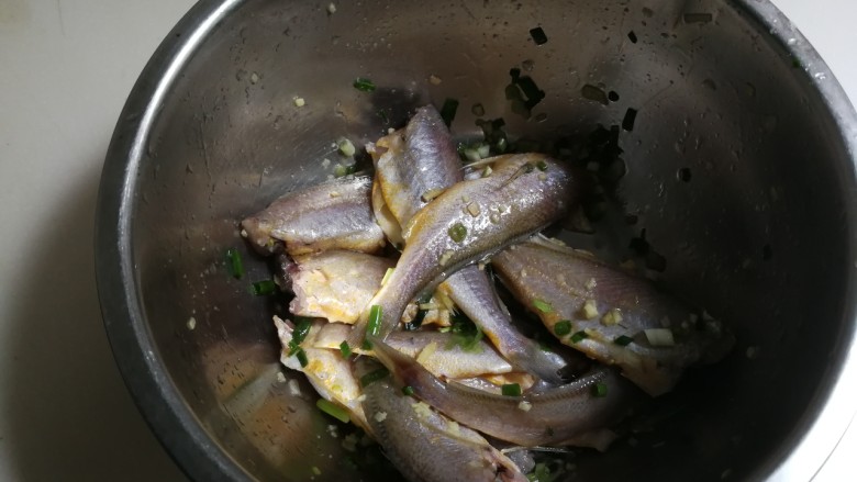 酥香小黄鱼,拌匀腌制十分钟