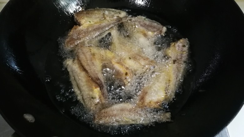 酥香小黄鱼,锅中油热放入小黄鱼炸