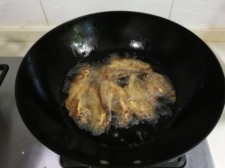 酥香小黄鱼,油锅再烧热，放入小黄鱼炸至金黄