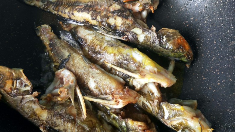 红烧黄颡鱼,一面煎好 翻一面再煎，小心油不要烫到。