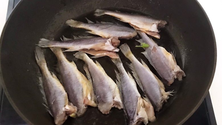 香煎无头小黄花鱼,油烧热后加入腌制入味的小黄花鱼