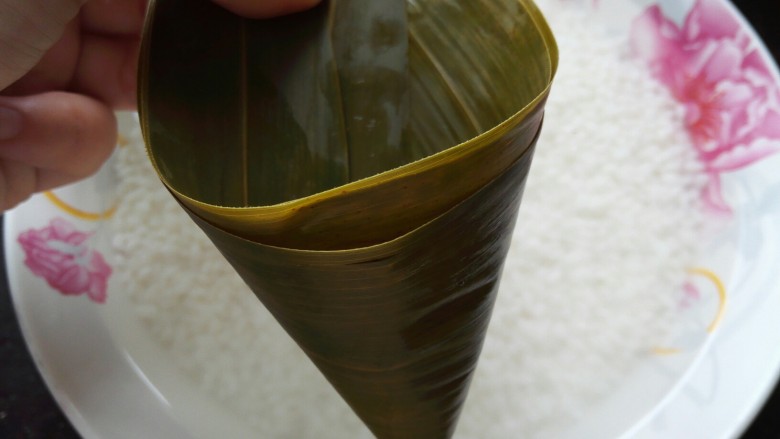 红枣粽,像这样用三片粽叶裹成一个漏斗型