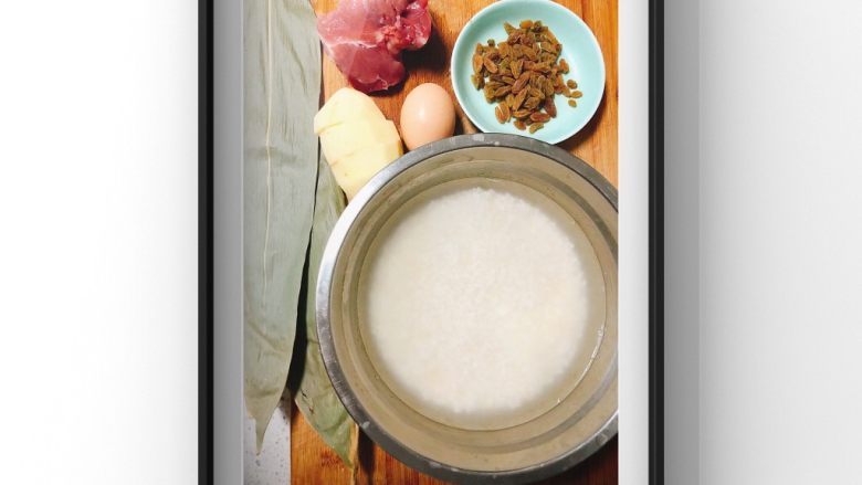 宝宝粽,所需食材：猪肉一块，土豆1个，葡萄干适量，鸡蛋1个，大米➕小米提前泡15分钟以上，粽叶两片（有绿色买绿色的更好）！
