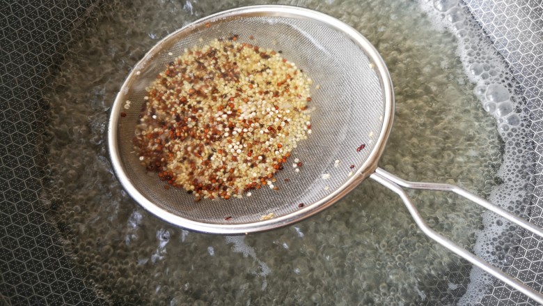 缤纷藜麦鸡肉沙拉,用漏筛装着放入开水中煮15分钟。