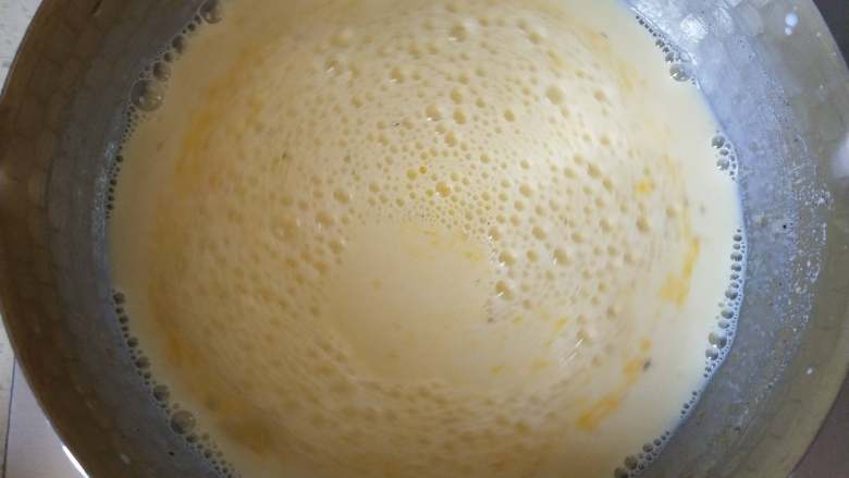 糯米糍,蛋黄和细砂糖放奶锅中打匀，倒入牛奶香草液搅拌均匀