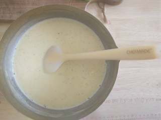 糯米糍,将奶锅用小火加热并不断搅拌，直到奶锅里的液体受热后开始有沸腾的趋势，立即离火