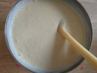 糯米糍,过筛以后的芒果蛋奶液加入淡奶油搅拌均匀