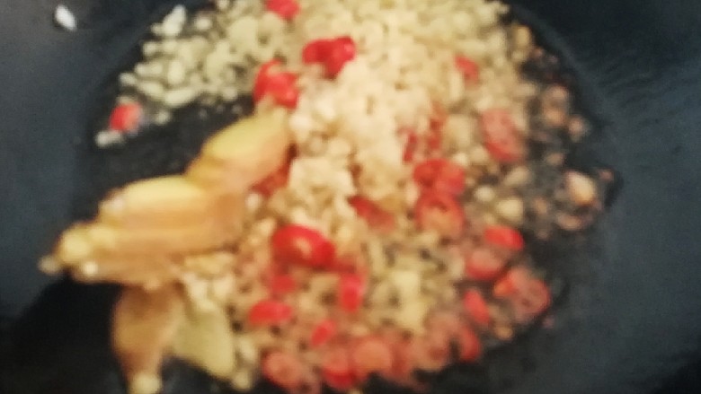 香辣花甲杂菌汤煲，鲜香爽口,油锅下姜蒜米椒葱头扁香
