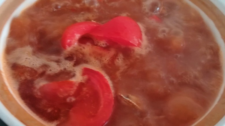 香辣花甲杂菌汤煲，鲜香爽口,中火煮5分钟，盛一碗花甲汤开吃，这时候的花甲肉鲜嫩。再倒入西红柿。