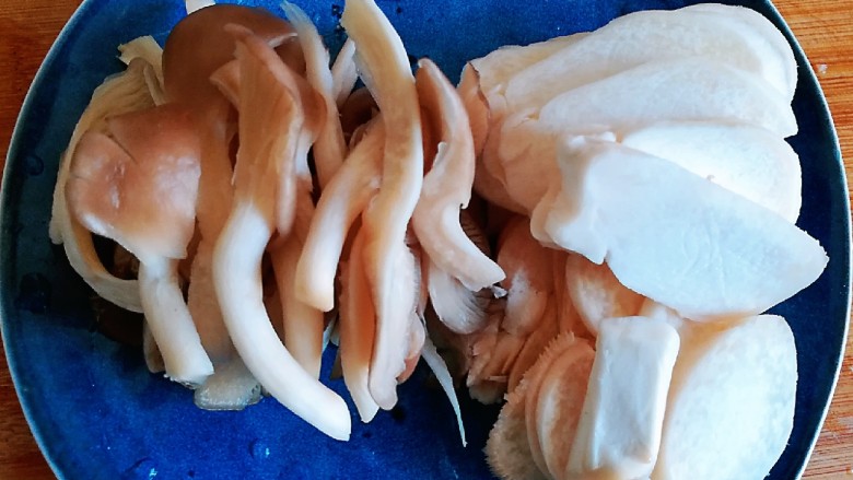 香辣花甲杂菌汤煲，鲜香爽口,袖珍菇撕成小块，杏鲍菇切片