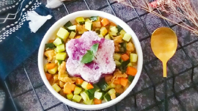 夏日拌饭~鸡肉黄瓜紫薯饭,周围放入炒好的咖喱鸡肉黄瓜丁