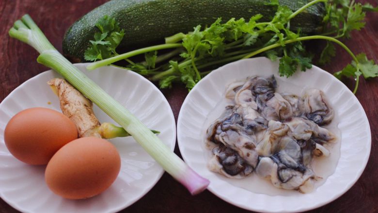 海蛎子西葫芦饺子,首先备齐所有的食材，海蛎子我是买的去壳的，回家用清水反复冲洗几遍就可以了。