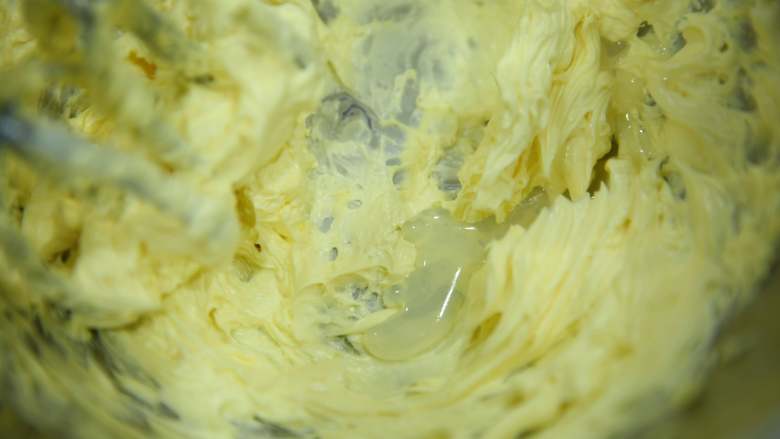 超级香酥的黄油曲奇,开始打发黄油，打至发白变浅分5次左右加入糖液