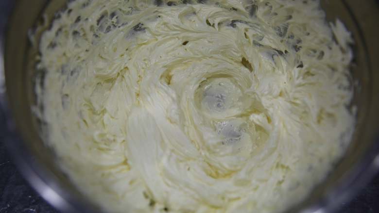 超级香酥的黄油曲奇,最后是这样的样子，很白，体积变大很多。不用担心打过哦