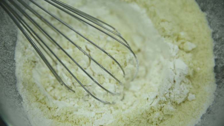 超级香酥的黄油曲奇,低粉和高粉过筛后混合在一起