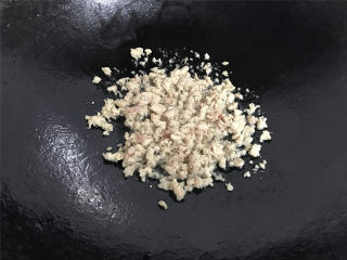 香菇时蔬糯米饭,锅中倒入适量油，7成热，放入腌制好的肉末煸炒下至肉末变色。