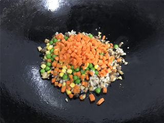 香菇时蔬糯米饭,然后分别把玉米粒，豌豆粒，胡萝卜粒和香菇粒一起放入锅中。