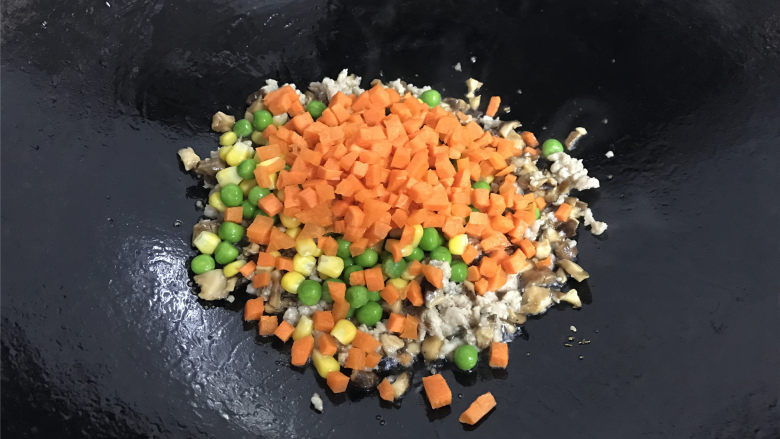 香菇时蔬糯米饭,然后分别把玉米粒，<a style='color:red;display:inline-block;' href='/shicai/ 90711'>豌豆粒</a>，胡萝卜粒和香菇粒一起放入锅中。