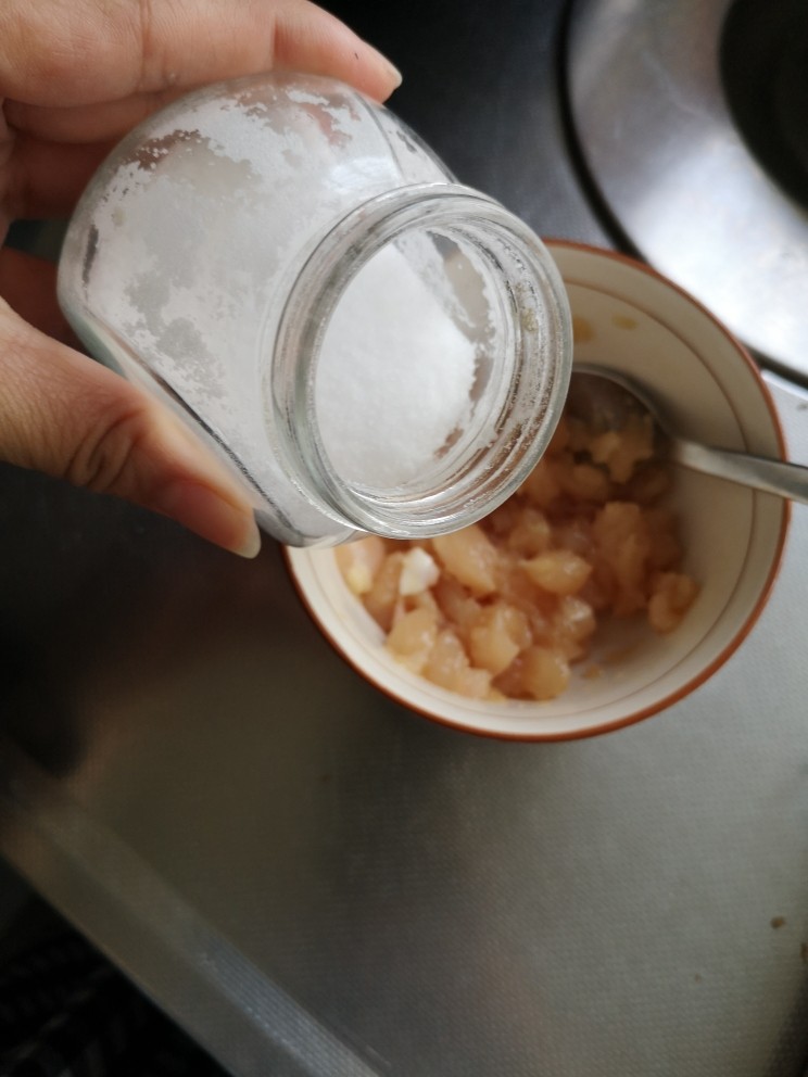 砂锅香菇鸡丁粥,鸡脯切丁
放适量盐
