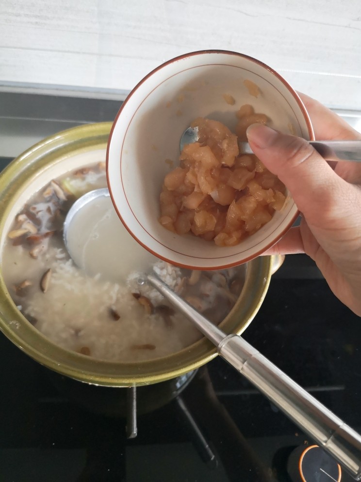 砂锅香菇鸡丁粥,倒入腌制好的鸡丁
快速搅拌打散
慢慢搅拌15分钟左右
