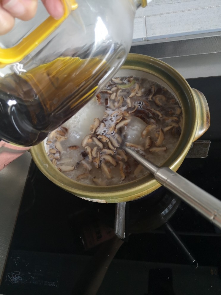 砂锅香菇鸡丁粥,熬制的差不多了
放入少许油