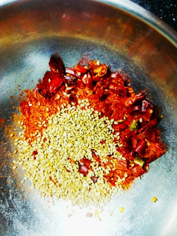 熬制香喷喷的辣椒油，可以做各种凉菜,加入芝麻