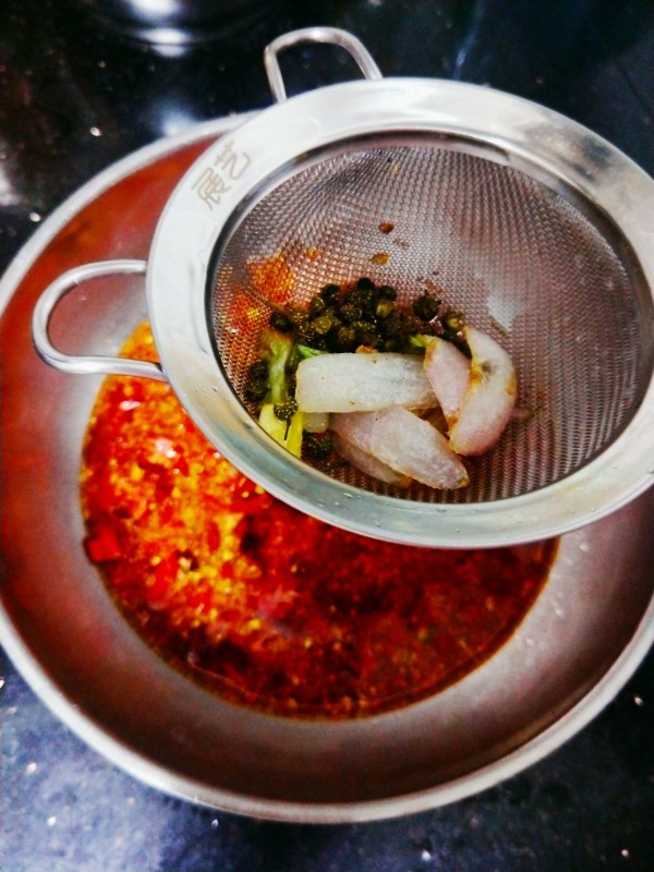 熬制香喷喷的辣椒油，可以做各种凉菜,炸好的油通过过滤筛进辣椒粉中