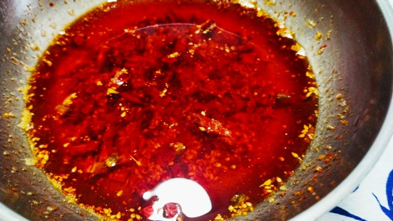 熬制香喷喷的辣椒油，可以做各种凉菜,香喷喷的辣椒油就熬制成功了