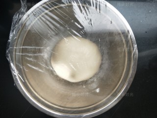 蜜红豆吐司,放入盆中，盖保鲜膜发酵。