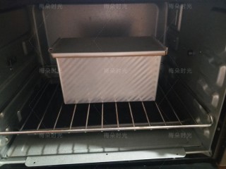 蜜红豆吐司,烤箱，180度，上下火，40分钟。