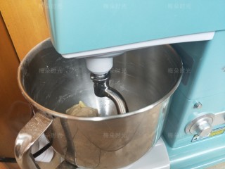 蜜红豆吐司,开启厨师机和面，先揉出粗膜，再加入黄油。