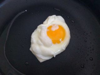 招牌牛肉饭,平底锅放入少许油，打入一个鸡蛋煎成溏心蛋待用。