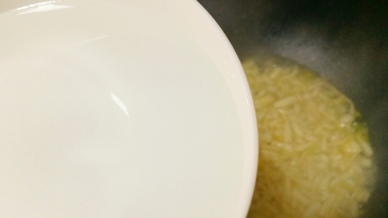 鲜香浓郁的菌菇豆腐汤,然后倒入两碗开水。