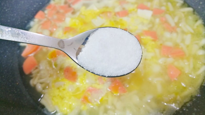 鲜香浓郁的菌菇豆腐汤,加入适量盐。