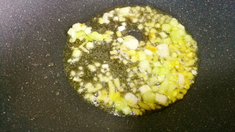 鲜香浓郁的菌菇豆腐汤,油热后倒入姜和葱白爆香。