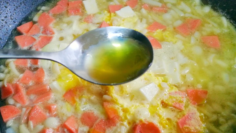 鲜香浓郁的菌菇豆腐汤,橄榄油。