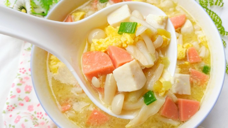 鲜香浓郁的菌菇豆腐汤,盛入碗中。